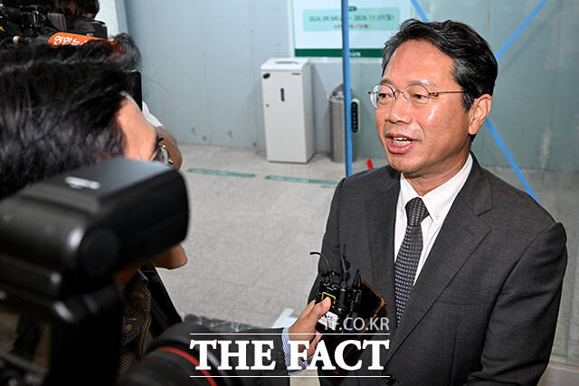 김승원 법무부 장관 후보자가 9일 오전 서울 종로구 현대적선빌딩에 마련된 후보자 인사청문회 준비 사무실로 출근하며 취재진의 질문에 답하고 있다. /박상민 기자