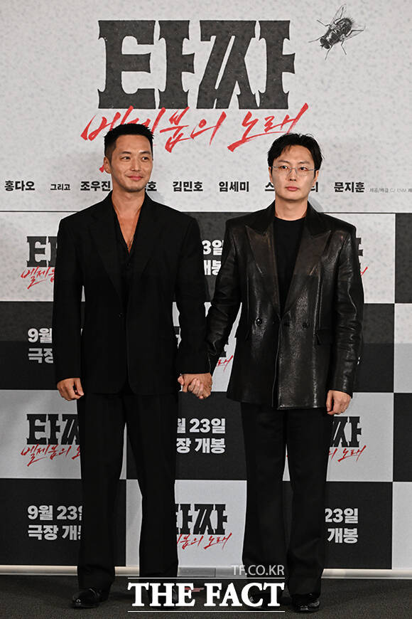 배우 변요한(왼쪽)과 노재원이 9일 오후 서울 용산구 CGV 용산아이파크몰에서 열린 영화 '타짜: 벨제붑의 노래' 언론 시사회 및 기자간담회에 참석해 포즈를 취하고 있다. /김성렬 기자