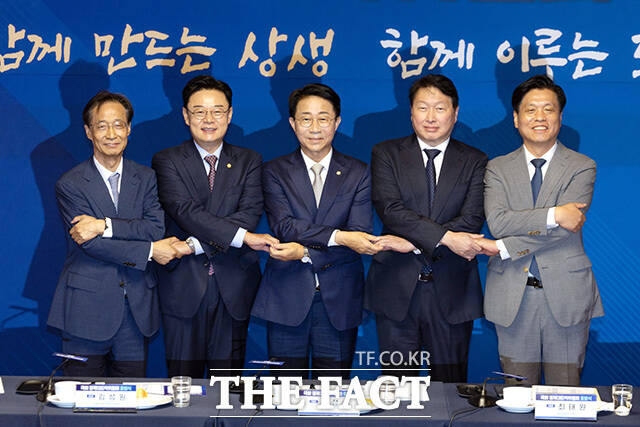 조정식 국회의장(왼쪽)에게 경제계 제언 전달하는 최태원 회장.
