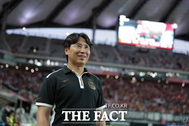 FC서울을 이끌고 탁월한 지도력을 다시 한번 입증하며 올 시즌 세 번째 ‘이달의 감독상’을 품에 안은 끄는 김기동 감독./K리그