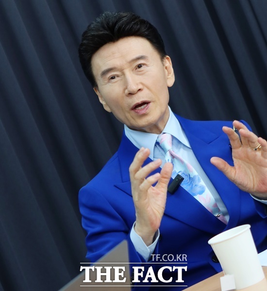 '땡벌'로 인생곡을 만나고, 후배들이 가장 닮고 싶어 하는 히트곡 부자로 자리매김한 트롯 전설 강진을, 9일 오후 서울 상암동 더팩트 스튜디오에 초대해, [강일홍의 스페셜영상인터뷰]로 그의 음악 인생과 무대 밖 이야기를 직접 들어봤다. /이상빈 기자