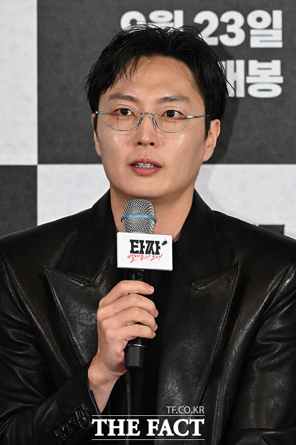 배우 변요한과 최국희 감독, 배우 노재원(왼쪽부터)이 9일 오후 서울 용산구 CGV 용산아이파크몰에서 열린 영화 '타짜: 벨제붑의 노래' 언론 시사회 및 기자간담회에 참석해 포즈를 취하고 있다. /김성렬 기자