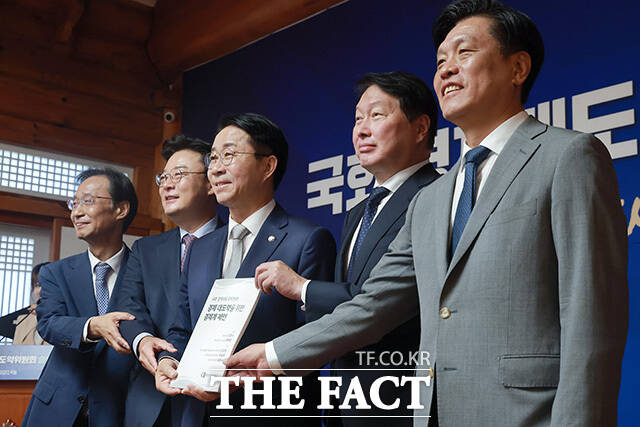 조정식 국회의장(왼쪽)에게 경제계 제언 전달하는 최태원 회장.