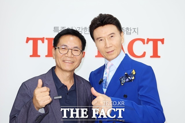 '땡벌'로 인생곡을 만나고, 후배들이 가장 닮고 싶어 하는 히트곡 부자로 자리매김한 트롯 전설 강진을, 9일 오후 서울 상암동 더팩트 스튜디오에 초대해, [강일홍의 스페셜영상인터뷰]로 그의 음악 인생과 무대 밖 이야기를 직접 들어봤다. /이상빈 기자