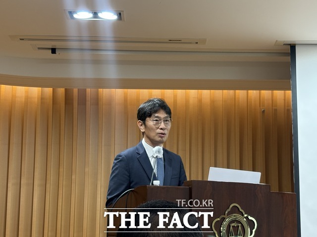 중앙그룹 채권투자 피해자 공동변호인단은 9일 오전 서울 서초구 변호사회관에서 브리핑을 열고 홍정도 중앙홀딩스 부회장 등 중앙그룹 총수 일가와 전·현직 임원, 금융회사 관계자 등 20명을 검찰에 고소했다고 밝혔다. 사진은 금융감독원장을 지낸 이복현 변호사. /정예은 기자