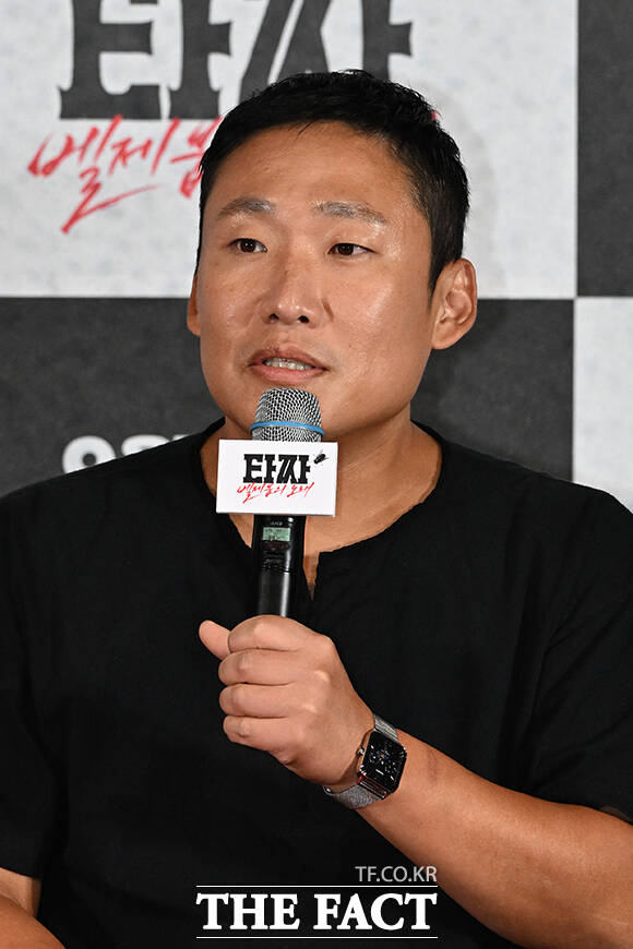 배우 변요한과 최국희 감독, 배우 노재원(왼쪽부터)이 9일 오후 서울 용산구 CGV 용산아이파크몰에서 열린 영화 '타짜: 벨제붑의 노래' 언론 시사회 및 기자간담회에 참석해 포즈를 취하고 있다. /김성렬 기자