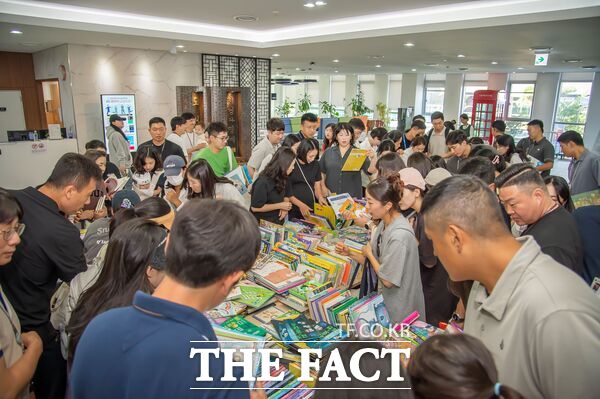 국방대학교 도서관이 9일 충남 논산 소재 본교에서 교직원, 가족, 학생 및 지역 주민을 초청해 '제18회 행복한 책나눔 축제'를 개최했다. /국방대학교