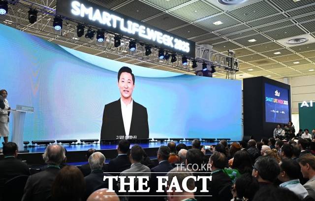 사진은 오세훈 서울시장이 지난해 강남구 코엑스에서 열린 '스마트라이프위크(SLW) 2025' 개막식에서 AI로 제작한 SLW 소개 영상을 시청하고 있다. /서울시