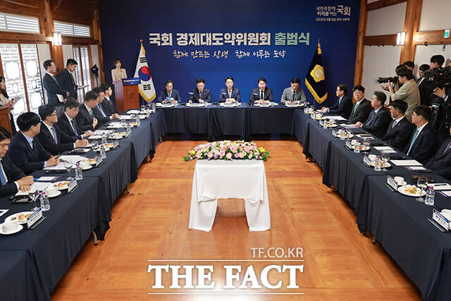 조정식 국회의장(왼쪽)에게 경제계 제언 전달하는 최태원 회장.