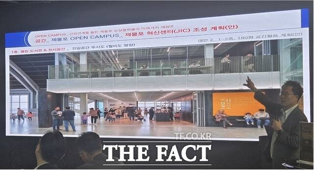 9일 오후 인천시 제물포구 크로캣하우스에서 열린 글로벌 도시 인천의 새로운 미래가치 재창조 모색을 위한 인천 개항장 지역자산 활용 전략과 과제 포럼에서 김경배 인하대 교수가 발제에 나서고 있다. /김재경 기자