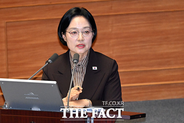 정치 분야에 대한 대정부질문에서 의원 질의에 답하는 한 총리.