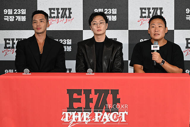 배우 변요한과 최국희 감독, 배우 노재원(왼쪽부터)이 9일 오후 서울 용산구 CGV 용산아이파크몰에서 열린 영화 '타짜: 벨제붑의 노래' 언론 시사회 및 기자간담회에 참석해 포즈를 취하고 있다. /김성렬 기자