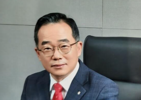 NH저축은행이 'NH FIC 올바른지구 정기적금' 하반기 판매를 시작했다. 사진은 김장섭 NH저축은행 대표이사. /NH저축은행