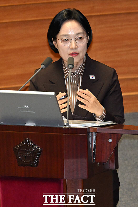 정치 분야에 대한 대정부질문에서 의원 질의에 답하는 한 총리.