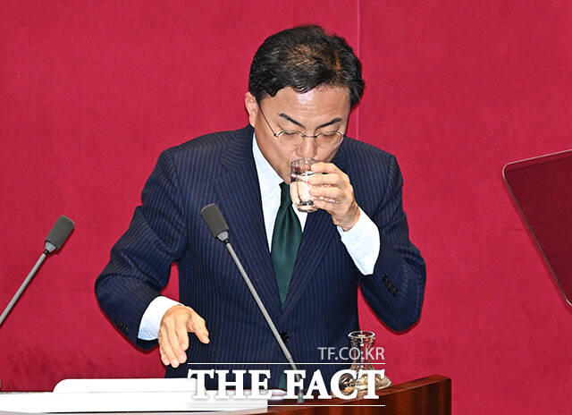 신장식 조국혁신당 대표가 9일 오후 서울 여의도 국회에서 열린 본회의에 참석해 비교섭단체 대표연설을 하고 있다. /국회=배정한 기자