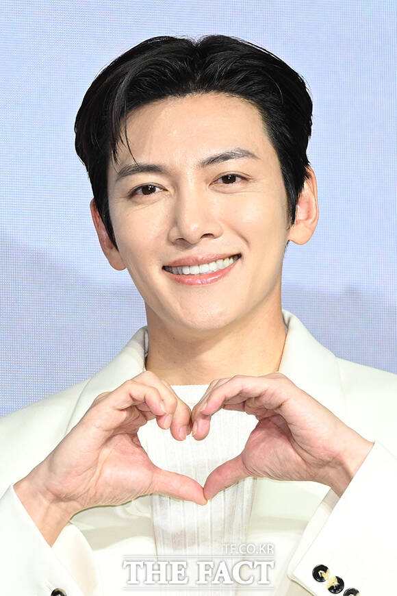 배우 나나와 정지우 감독, 배우 지창욱과 손예진(왼쪽부터)이 9일 오전 서울 종로구 JW 메리어트 동대문 스퀘어에서 열린 넷플릭스 오리지널 시리즈 '스캔들' 제작발표회에 참석해 포즈를 취하고 있다. /김성렬 기자
