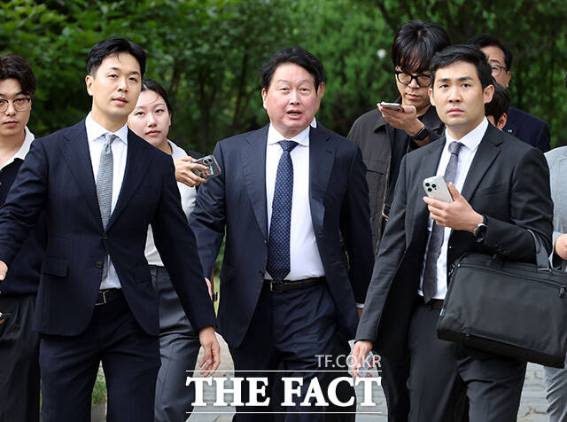 조정식 국회의장(왼쪽)에게 경제계 제언 전달하는 최태원 회장.