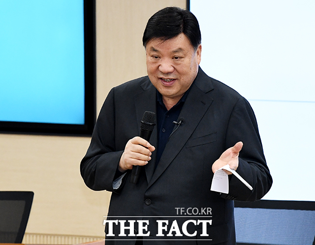 서정진 셀트리온 회장이 2024년 2월 20일 오후 서울 동작구 중앙대학교에서 열린 청년 토론회에 참석해 기조연설을 하고 있다. /더팩트 DB