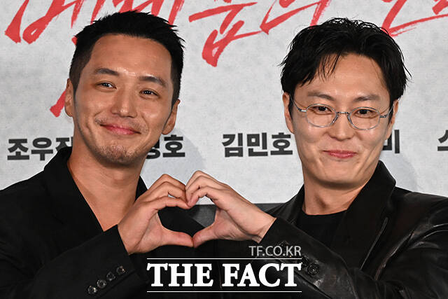 배우 변요한과 최국희 감독, 배우 노재원(왼쪽부터)이 9일 오후 서울 용산구 CGV 용산아이파크몰에서 열린 영화 '타짜: 벨제붑의 노래' 언론 시사회 및 기자간담회에 참석해 포즈를 취하고 있다. /김성렬 기자