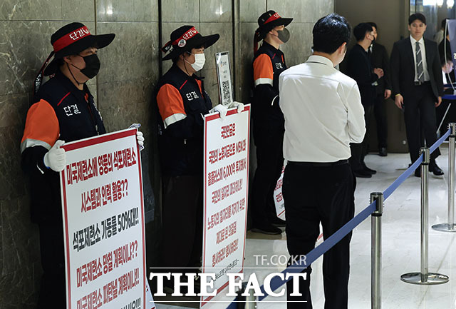 한국노총 전국금속노조연맹 소속 고려아연 노동조합원이 9일 오전 서울 용산구 몬드리안 서울이태원에서 열린 제53기 고려아연 임시주주총회에서 피켓을 들고 있다. /서예원 기자
