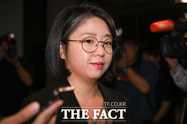 용혜인 후보자가 엘리베이터를 기다리고 있다.
