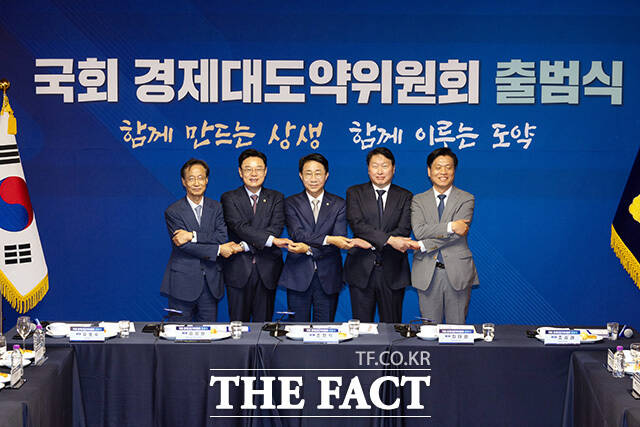 유동수 국회 정무위원회 위원장과 김성원 산업통상자원중소벤처기업위원회 위원장, 조정식 국회의장, 최태원 대한상의 회장, 조승래 재정경제기획위원회 위원장(왼쪽부터)이 9일 오전 서울 여의도 국회 사랑재에서 열린 ‘국회 경제대도약위원회 출범식’에서 기념촬영을 하고 있다. /국회=남용희 기자