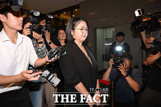 용혜인 후보자가 엘리베이터를 기다리고 있다.