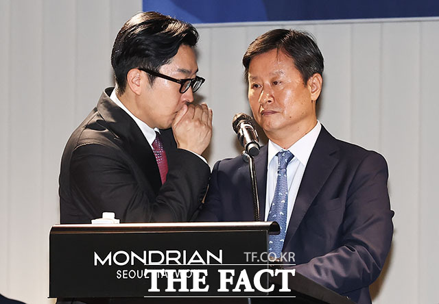 박기덕(오른쪽) 고려아연 대표이사가 주주총회에 앞서 관계자와 대화를 나누고 있다.