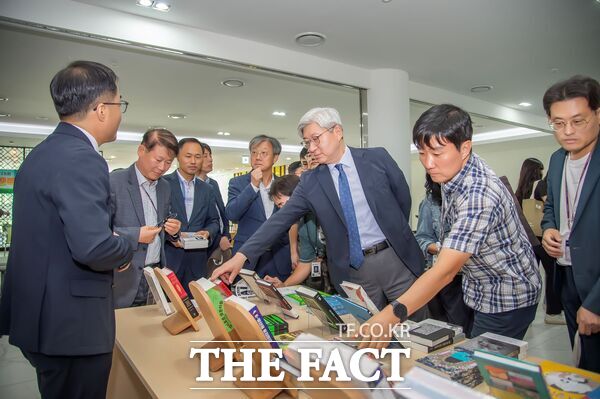 국방대학교 도서관이 9일 충남 논산 소재 본교에서 교직원, 가족, 학생 및 지역 주민을 초청해 '제18회 행복한 책나눔 축제'를 개최했다. 이홍섭 국방대학교 총장직무대행이 축제장을 둘러보고 있다. /국방대학교