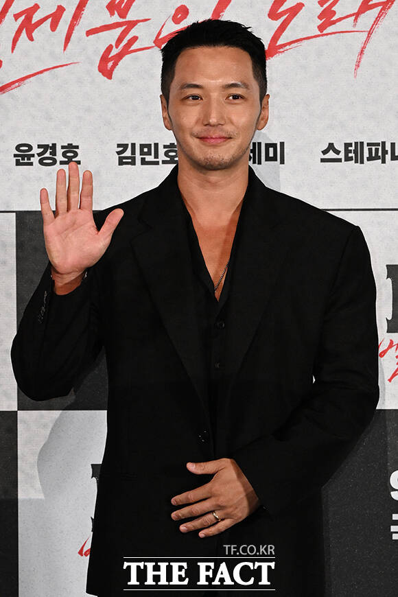 배우 변요한과 최국희 감독, 배우 노재원(왼쪽부터)이 9일 오후 서울 용산구 CGV 용산아이파크몰에서 열린 영화 '타짜: 벨제붑의 노래' 언론 시사회 및 기자간담회에 참석해 포즈를 취하고 있다. /김성렬 기자