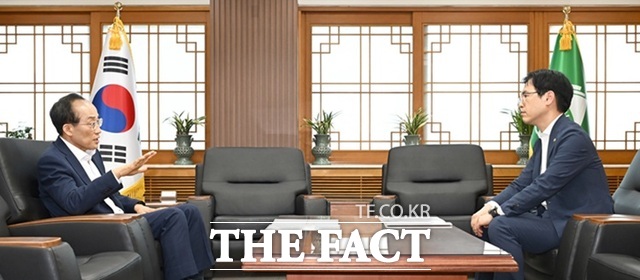 추경호 대구시장(왼쪽)이 지난 8일 대구시청을 방문한 김민재 행정안전부 차관에게 미래대응기금 조성과 관련한 정부 입장을 들은 뒤 지방교부세를 활용하는 것에 대한 반대 입장을 밝혔다. /대구시