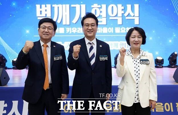 9일 경기 오산시 원동초등학교에서 열린 ‘벽깨기 협약식’에서 최교진 교육부 장관(왼쪽부터), 안민석 경기도교육감, 추미애 경기도지사가 기념촬영을 하고 있다. /경기도교육청