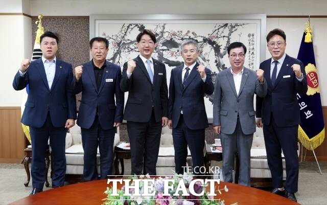 충청광역연합의회가 9일 충남도의회를 방문하고 관계자들과 기념촬영을 하고 있다. /충청광역연합의회