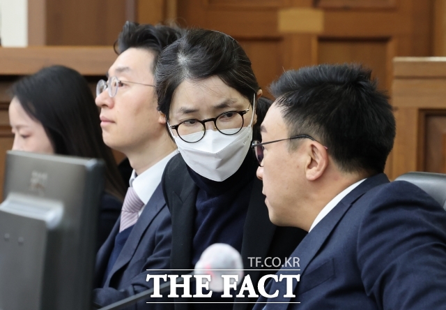 지난해 12월 3일 김건희 씨의 결심공판 진행된 가운데 김건희 씨가 변호인과 대화를 하고 있다. /사진공동취재단
