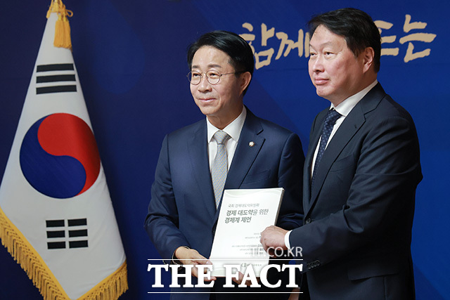 조정식 국회의장(왼쪽)에게 경제계 제언 전달하는 최태원 회장.