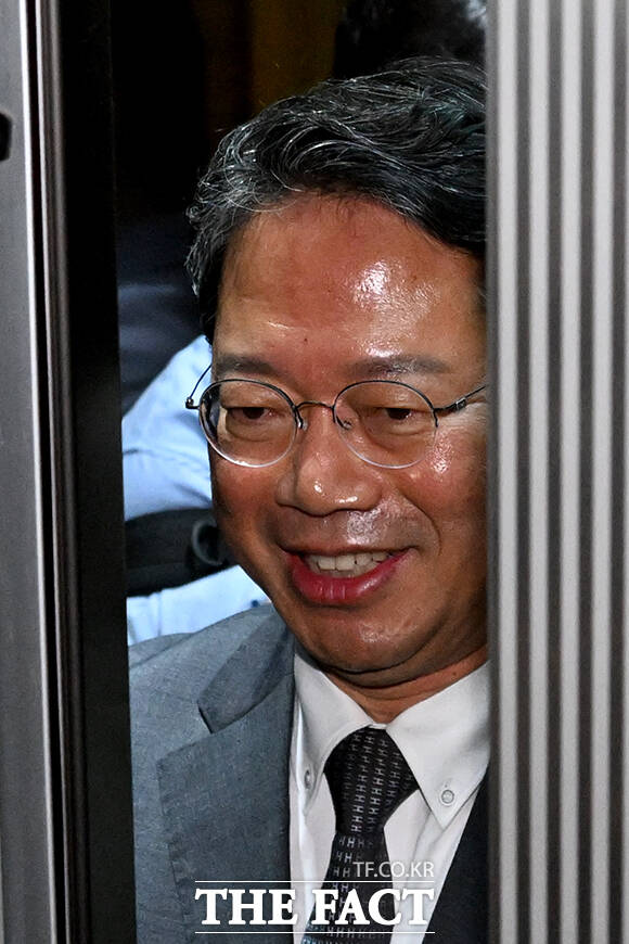 김승원 법무부 장관 후보자가 9일 오전 서울 종로구 현대적선빌딩에 마련된 후보자 인사청문회 준비 사무실로 출근하며 취재진의 질문에 답하고 있다. /박상민 기자