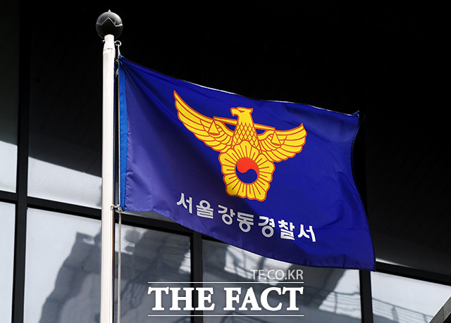 서울 강동경찰서는 9일 여중생들 앞에서 음란행위를 한 20대 조모 씨를 공연음란 혐의로 붙잡아 조사 중이다. /더팩트DB