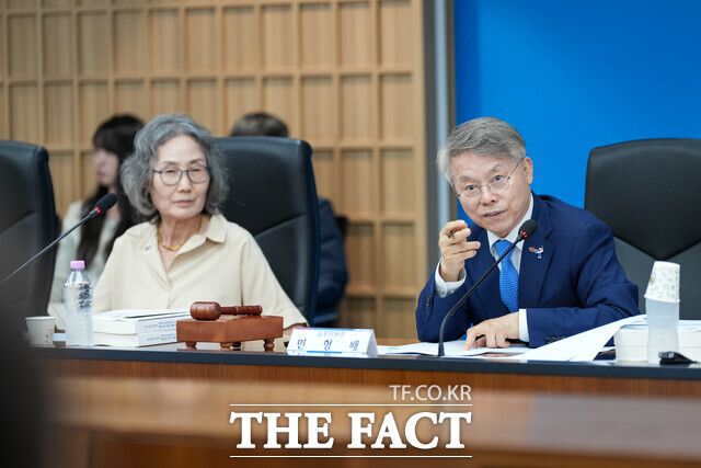 민형배 전남광주시장이 9일 전남광주시청 동부청사 나철실에서 열린 ‘제18차 여순사건 실무위원회 회의’에서 실무위원회 주요업무 추진사항을 공유받고 있다. /전남광주시