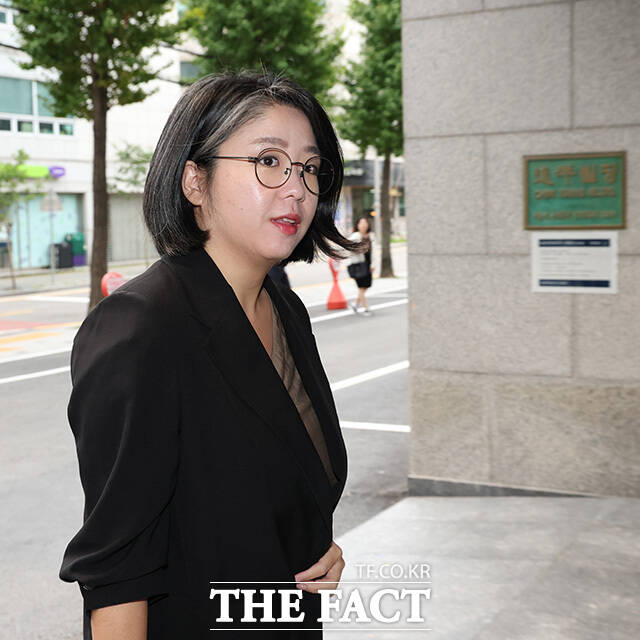 용혜인 후보자가 엘리베이터를 기다리고 있다.