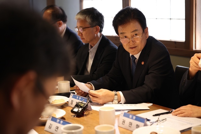 정동영 통일부 장관은 9일 도널드 트럼프 미국 대통령의 북미대화 재개 의지와 관련해