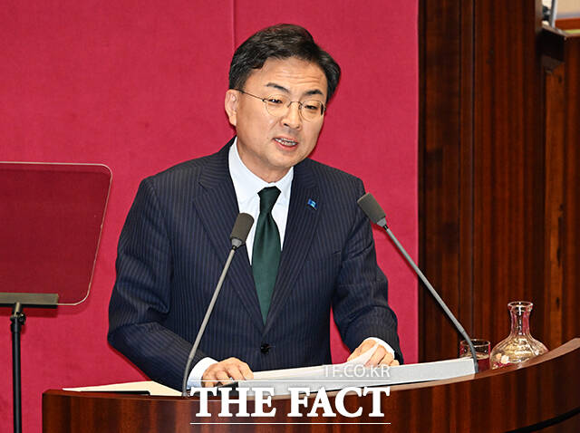 신장식 조국혁신당 대표가 9일 오후 서울 여의도 국회에서 열린 본회의에 참석해 비교섭단체 대표연설을 하고 있다. /국회=배정한 기자