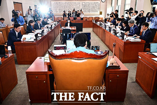 서영교 법사위원장이 9일 오전 서울 여의도 국회에서 열린 법제사법위원회 전체회의에 참석해 안건을 상정하고 있다. /국회=배정한 기자