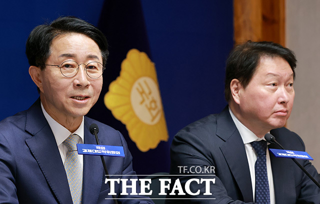조정식 국회의장(왼쪽)에게 경제계 제언 전달하는 최태원 회장.