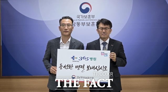 강명상(왼쪽)365병원장이 경남동부보훈지청을 방문해 지역 국가유공자와 보훈가족에게 전달해 달라며 백미 10kg 100포를 기탁했다. /마산365병원