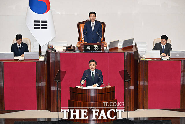 신장식 조국혁신당 대표가 9일 오후 서울 여의도 국회에서 열린 본회의에 참석해 비교섭단체 대표연설을 하고 있다. /국회=배정한 기자