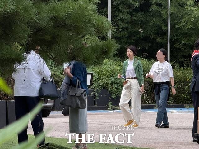 노소영 아트센터 나비 관장이 9일 미래회 자선 바자회가 열린 서울 중구 장충동 크레스트72에 들어서고 있다. /이윤경 기자