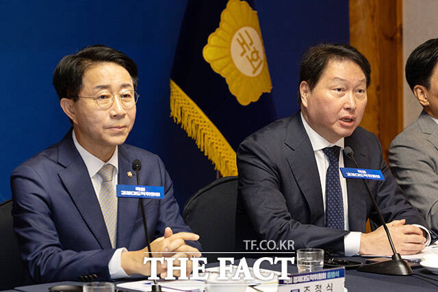 조정식 국회의장(왼쪽)에게 경제계 제언 전달하는 최태원 회장.
