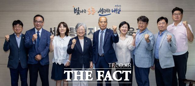 8일 세종시교육청에서 범국민대책위원회와 간담회를 갖은 후 기념촬영을 하고 있다. 좌측 네 번째부터 강미애 교육감, 황치환 범국민대책위원회 공동상임대표. /세종시교육청