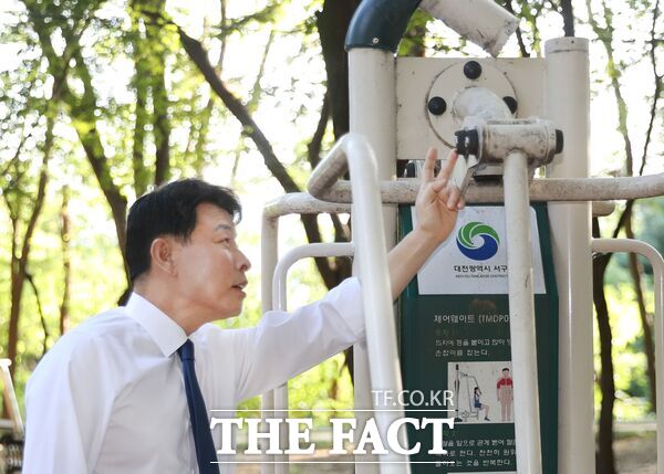 전문학 대전시 서구청장은 9일 남선근린공원을 방문해 운동기구 상태를 점검하고 있다. /대전 서구