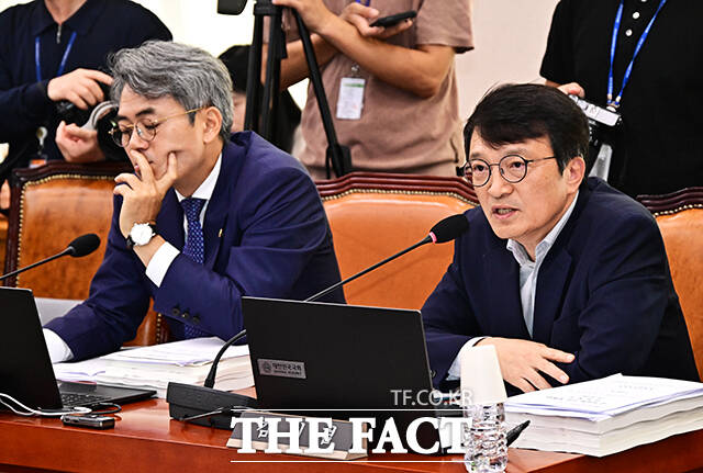 의사진행 발언하는 김의겸 더불어민주당 의원(오른쪽).